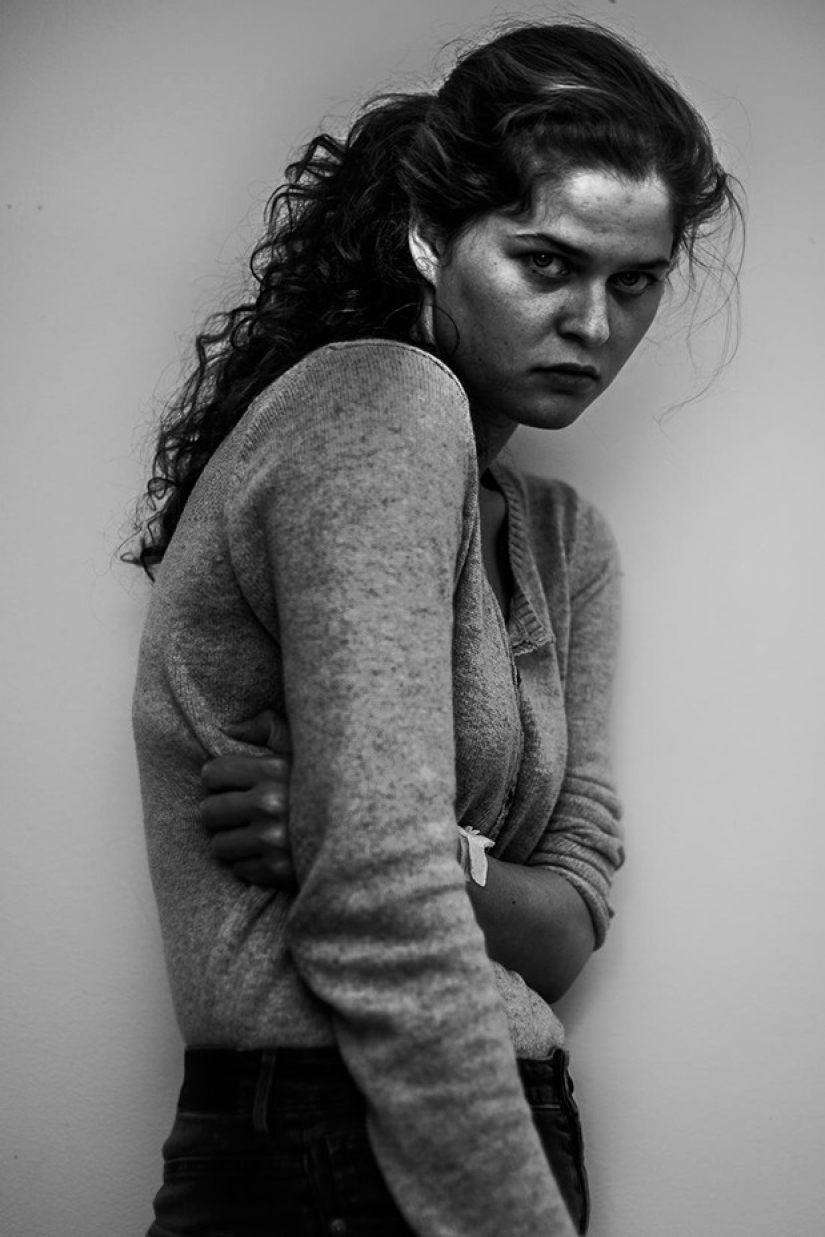 Mujer holandesa hospitalizada con depresión documenta su experiencia en sorprendentes autorretratos