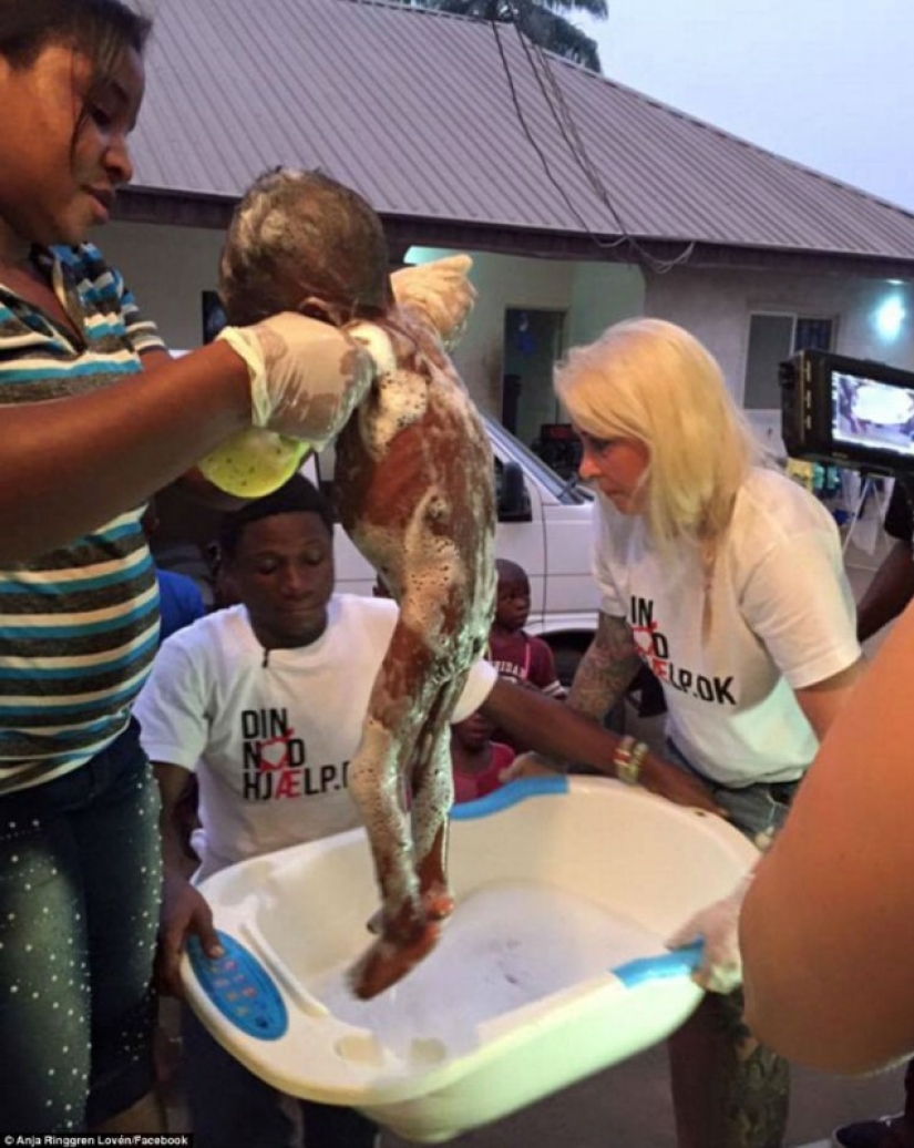 Mujer salva a un niño nigeriano moribundo que fue expulsado por sus propios padres