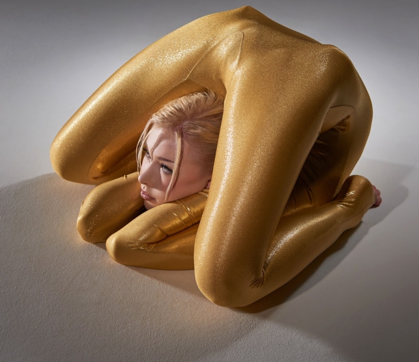 Mujer serpiente fotografiada para el calendario de 2015