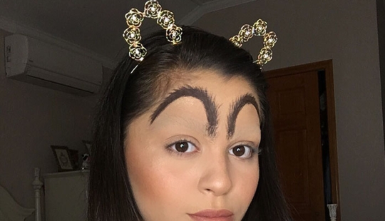 Mujer trollea extrañas tendencias de cejas con las cejas de McDonald's e Internet la aplaude