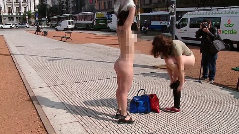 Mujeres desnudas frente al parlamento argentino para demostrar que no son cosas Mujeres desnudas frente al parlamento argentino para demostrar que no son cosas