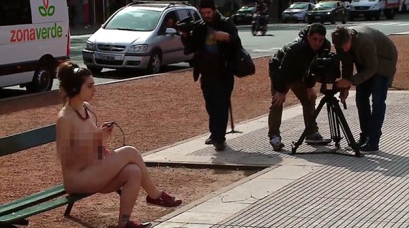 Mujeres desnudas frente al parlamento argentino para demostrar que no son cosas Mujeres desnudas frente al parlamento argentino para demostrar que no son cosas
