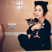 Mujeres fuertes e independientes de Nueva York y sus compañeras bigotudas