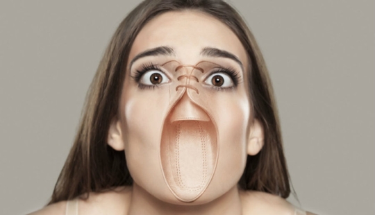 My feet are in my mouth: why did the photographer cross portraits of people and pictures of shoes My feet are in my mouth: why did the photographer cross portraits of people and pictures of shoes