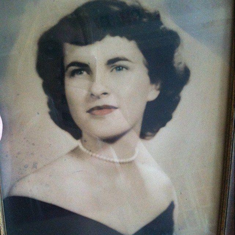 My grandmother smokes a pipe My grandmother smokes a pipe