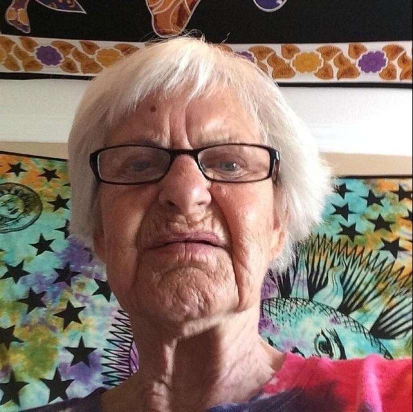 My grandmother smokes a pipe My grandmother smokes a pipe