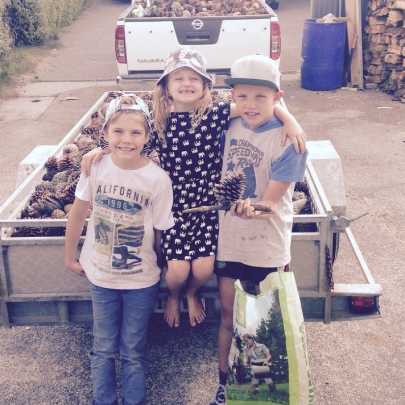 Neozelandés se tatúa en solidaridad con su hija sorda de 6 años Neozelandés se tatúa en solidaridad con su hija sorda de 6 años