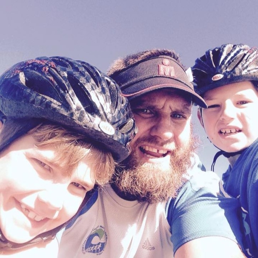 Neozelandés se tatúa en solidaridad con su hija sorda de 6 años Neozelandés se tatúa en solidaridad con su hija sorda de 6 años