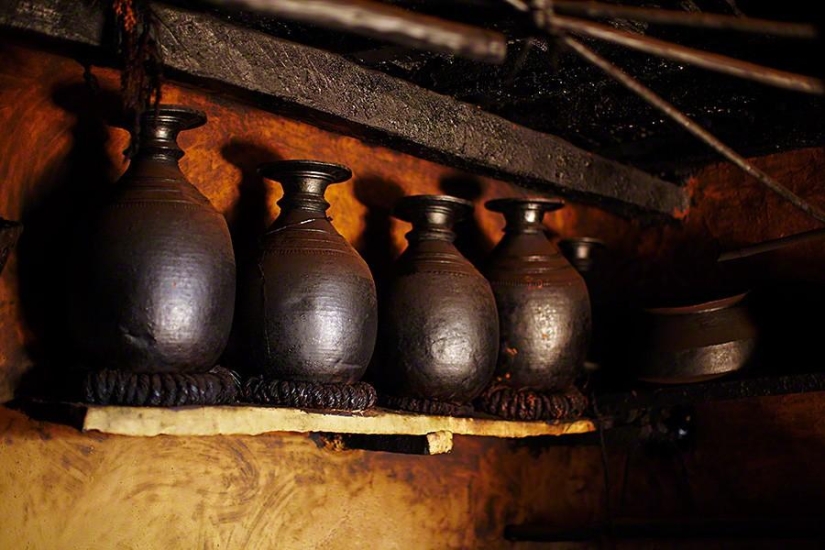 Nepalese honey hunters