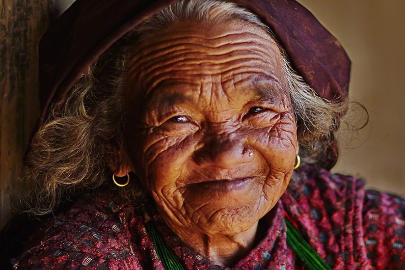 Nepalese honey hunters