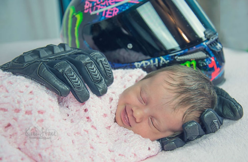 Newborn smiles in her sleep in the "embrace" of the gloves of the deceased father Newborn smiles in her sleep in the "embrace" of the gloves of the deceased father