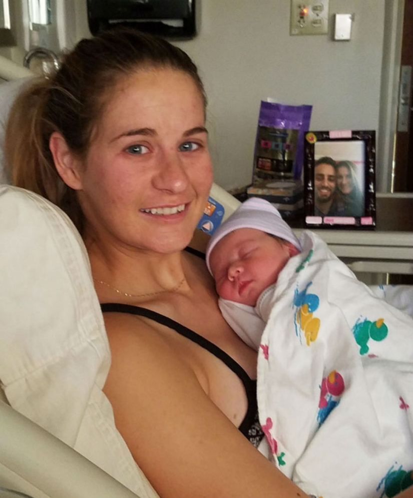 Newborn smiles in her sleep in the "embrace" of the gloves of the deceased father Newborn smiles in her sleep in the "embrace" of the gloves of the deceased father