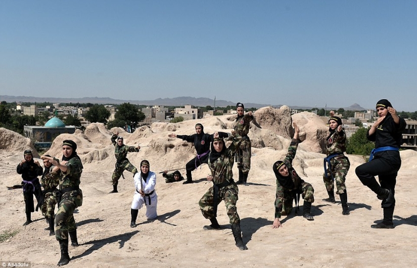 Ninja en hiyab: cómo las mujeres iraníes aprenden artes marciales en el desierto