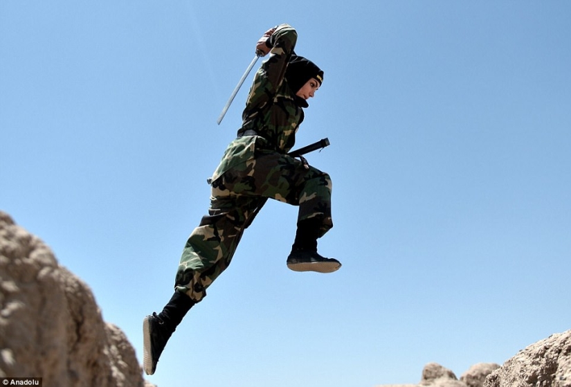 Ninja en hiyab: cómo las mujeres iraníes aprenden artes marciales en el desierto