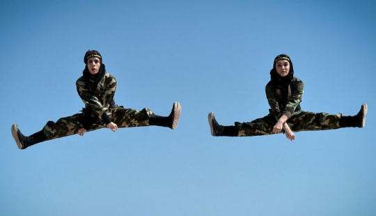 Ninja en hiyab: cómo las mujeres iraníes aprenden artes marciales en el desierto