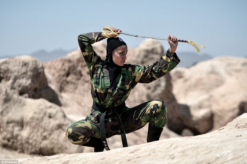 Ninja en hiyab: cómo las mujeres iraníes aprenden artes marciales en el desierto