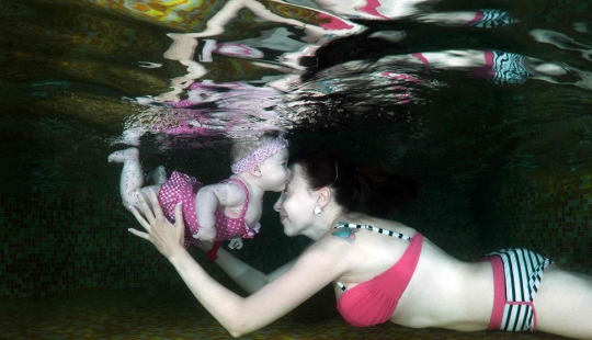 Niños ucranianos felices bajo el agua Niños ucranianos felices bajo el agua