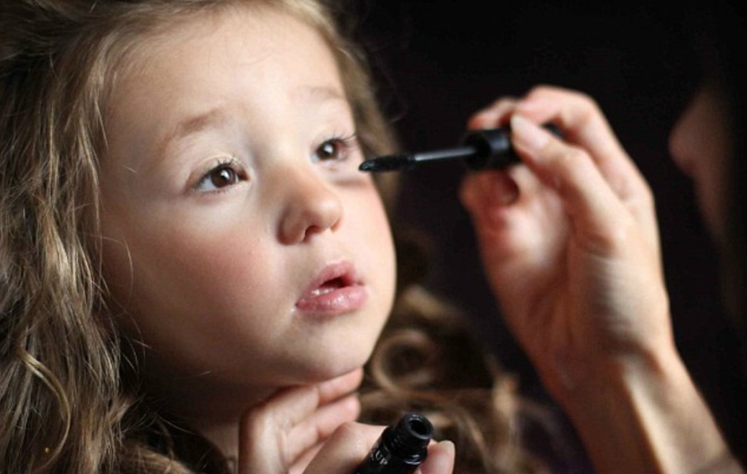 "No hay pervertidos mirándola allí": mamá dice que su hija de 3 años está obsesionada con los concursos de belleza