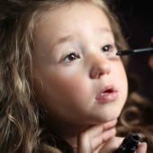 "No hay pervertidos mirándola allí": mamá dice que su hija de 3 años está obsesionada con los concursos de belleza