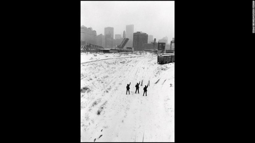 Nonviolent Resistance: A photo from Baton Rouge that the whole internet is talking about now
