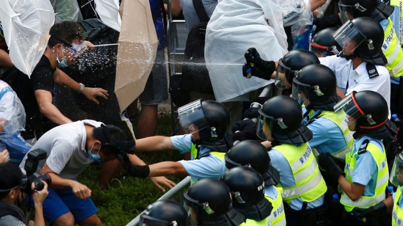 Nonviolent Resistance: A photo from Baton Rouge that the whole internet is talking about now