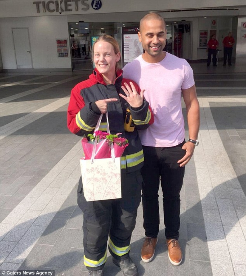 Normally burned out: the guy called rescuers to propose to a firefighter girl Normally burned out: the guy called rescuers to propose to a firefighter girl