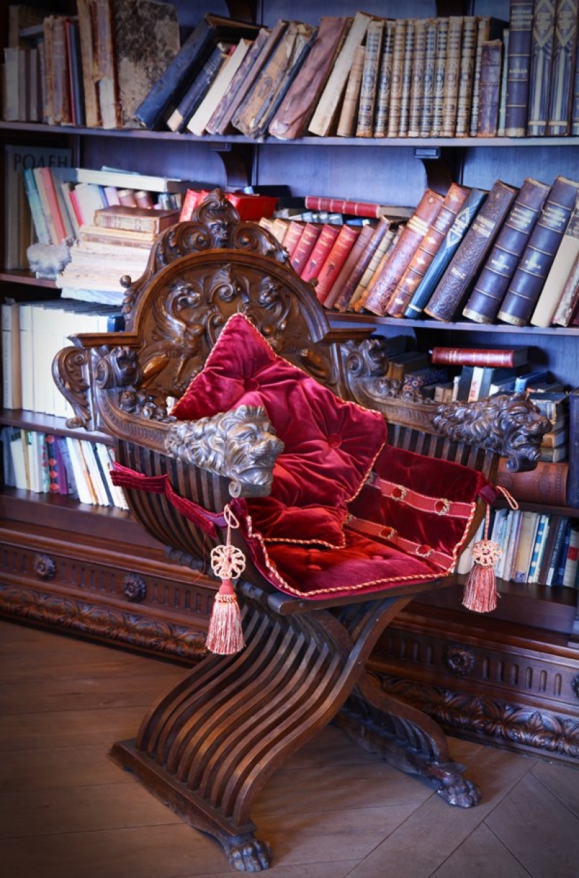 Not presented, but painted: Nikas Safronov's 15-room mansion in the center of Moscow