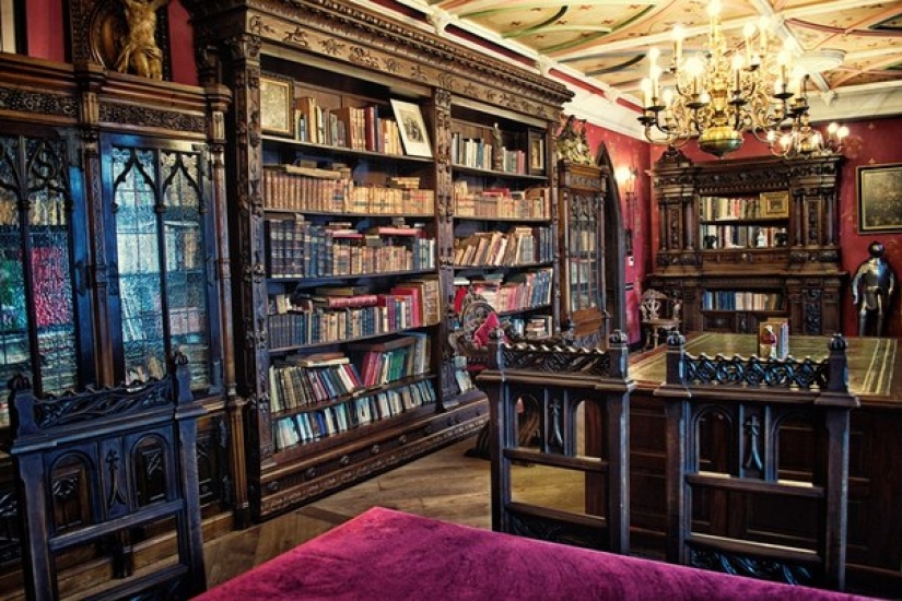 Not presented, but painted: Nikas Safronov's 15-room mansion in the center of Moscow