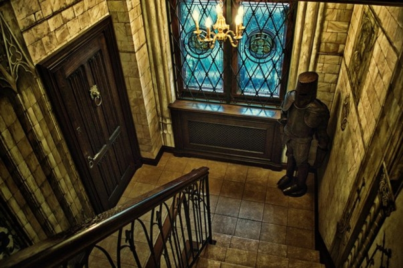 Not presented, but painted: Nikas Safronov's 15-room mansion in the center of Moscow