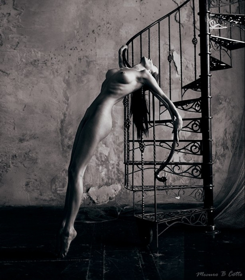 Nude for everyone: the splendor of the female body without a hint of vulgarity