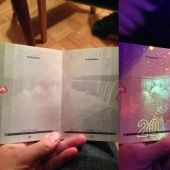 Nuevo pasaporte de un ciudadano de Canadá a la luz del ultravioleta