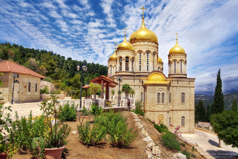 Nunca vas a adivinar dónde: la mezcla de la cultura del mundo y de la naturaleza en un pequeño país de Oriente medio Nunca vas a adivinar dónde: la mezcla de la cultura del mundo y de la naturaleza en un pequeño país de Oriente medio