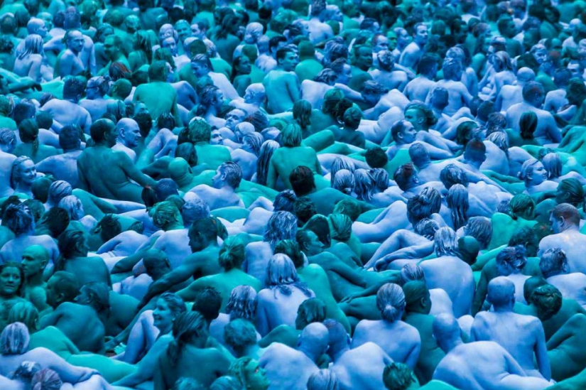 Océano azul desnudo: miles de británicos se desnudaron, se pintaron el cuerpo de azul y salieron a caminar