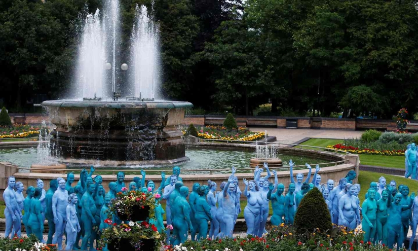 Océano azul desnudo: miles de británicos se desnudaron, se pintaron el cuerpo de azul y salieron a caminar