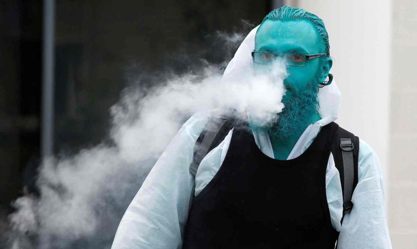 Océano azul desnudo: miles de británicos se desnudaron, se pintaron el cuerpo de azul y salieron a caminar