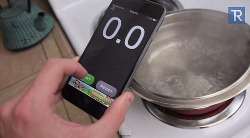 On September 26, sales of the iPhone 6 and iPhone 6 Plus begin in Russia