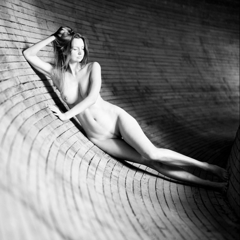 On the verge of light and shadow: erotic photographs by Andris Apsheniks