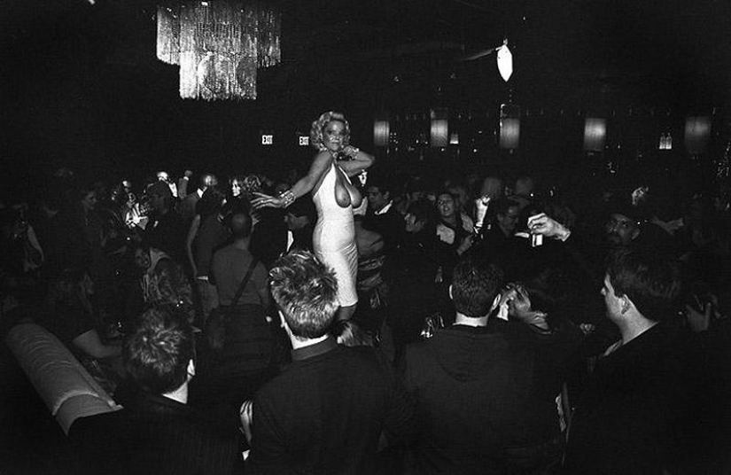 One day burlesque dancer One day burlesque dancer