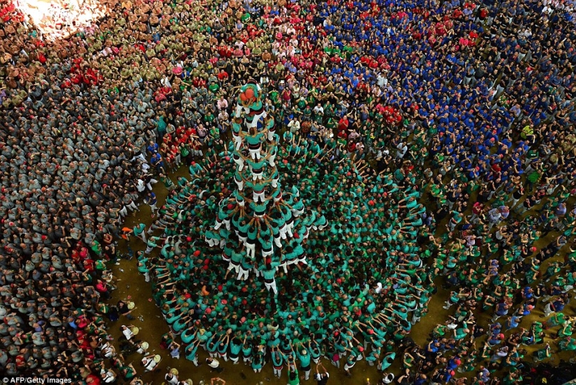 Only the sky is higher: how the Spaniards build giant towers of people