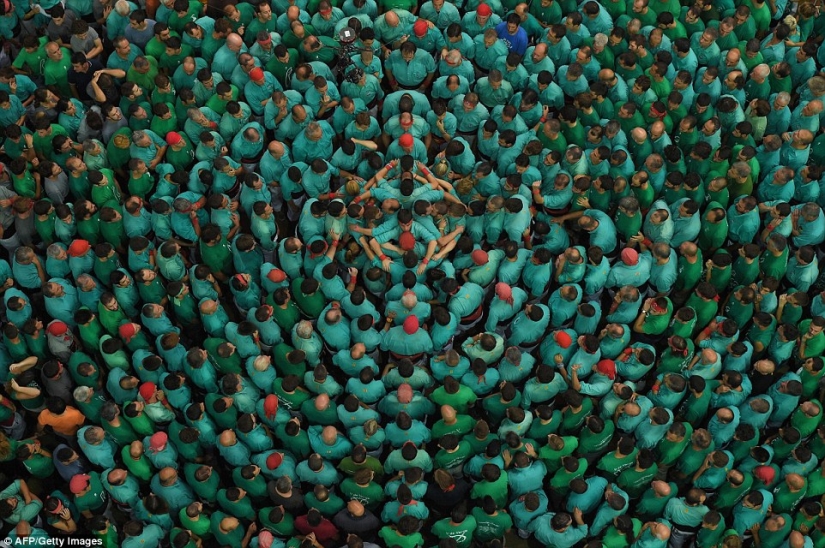 Only the sky is higher: how the Spaniards build giant towers of people
