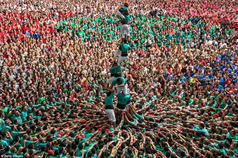 Only the sky is higher: how the Spaniards build giant towers of people