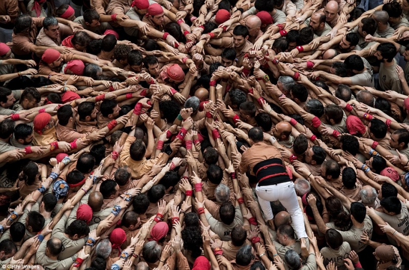 Only the sky is higher: how the Spaniards build giant towers of people