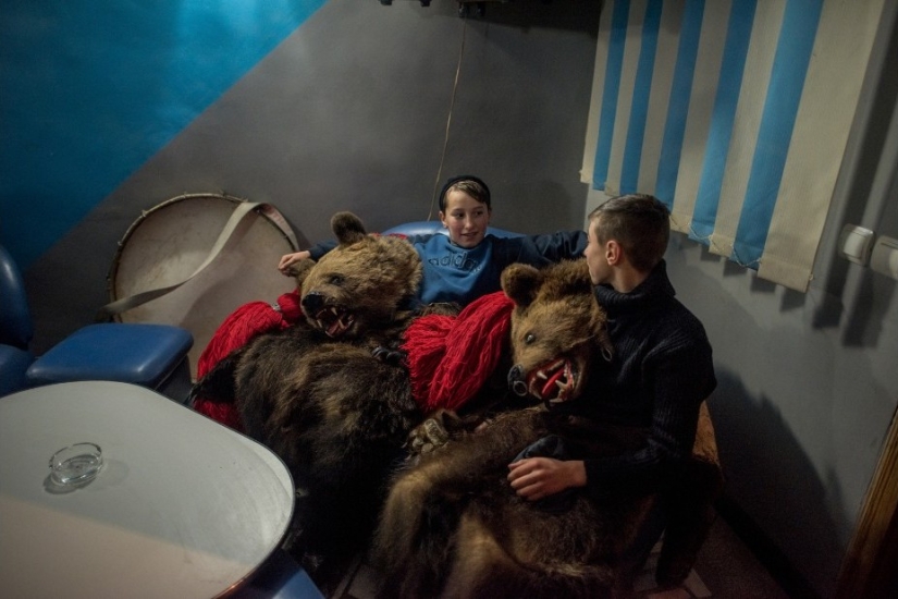 Oso baila en Rumania para ahuyentar malos espíritus