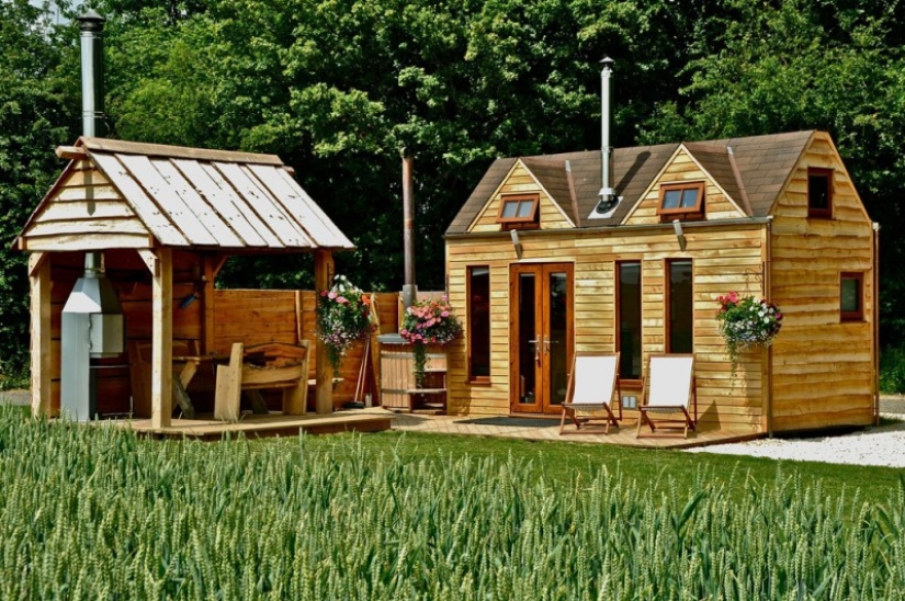 Outdoors in comfort: in a mobile house with an area of only 12 square meters. m there is a place for 5 people