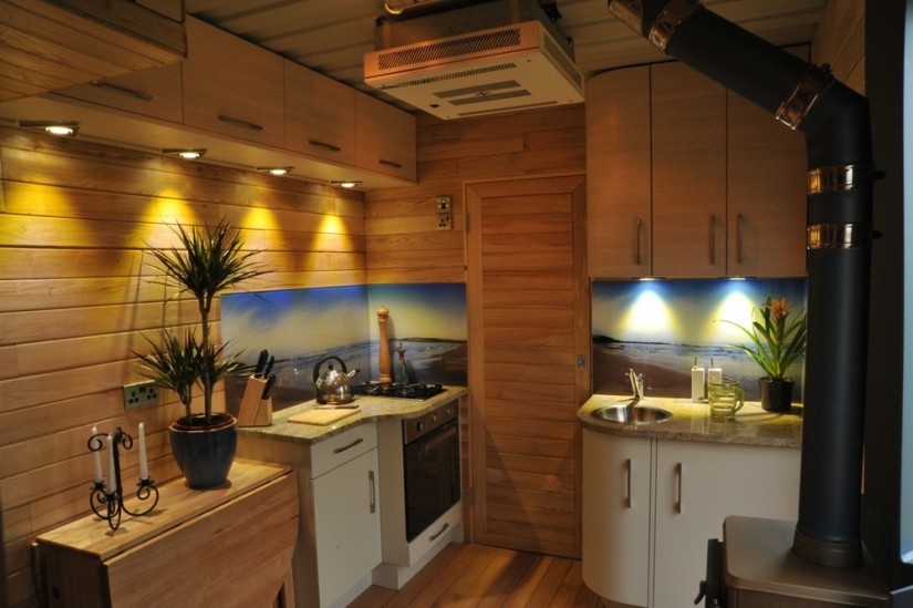 Outdoors in comfort: in a mobile house with an area of only 12 square meters. m there is a place for 5 people