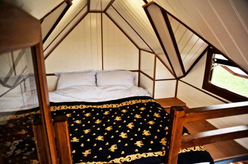 Outdoors in comfort: in a mobile house with an area of only 12 square meters. m there is a place for 5 people