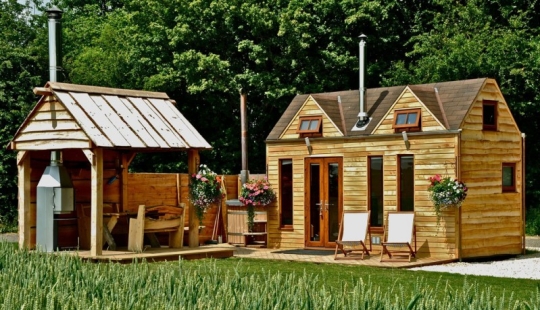 Outdoors in comfort: in a mobile house with an area of only 12 square meters. m there is a place for 5 people