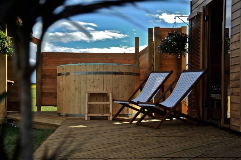 Outdoors in comfort: in a mobile house with an area of only 12 square meters. m there is a place for 5 people