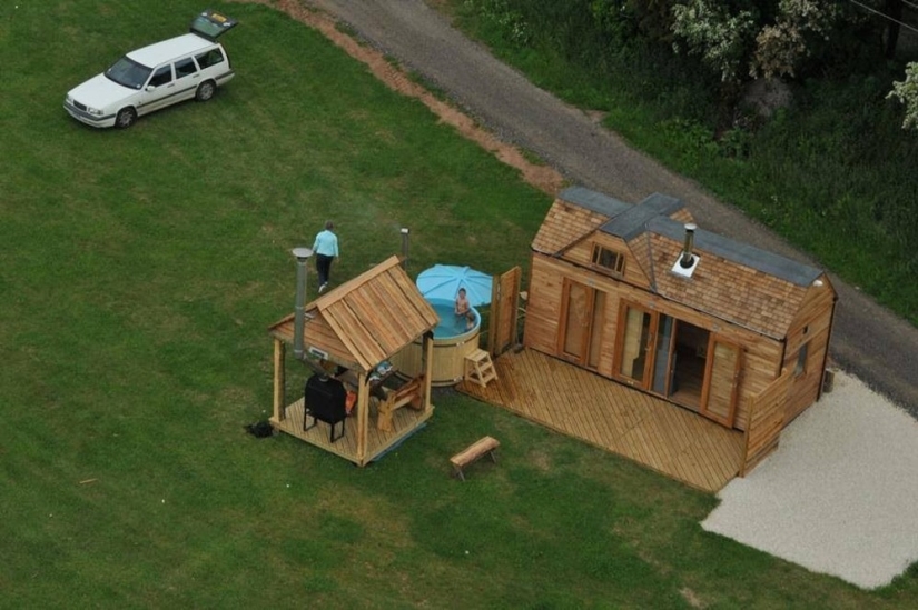 Outdoors in comfort: in a mobile house with an area of only 12 square meters. m there is a place for 5 people