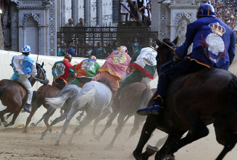 Palio en Siena: carreras de caballos con siglos de tradición Palio en Siena: carreras de caballos con siglos de tradición